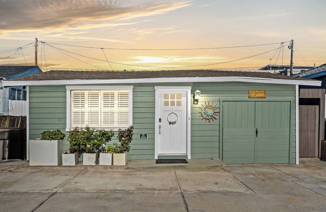 Beach House just 90 steps from the Sand + huge fenced backyard + Dogs Welcome!