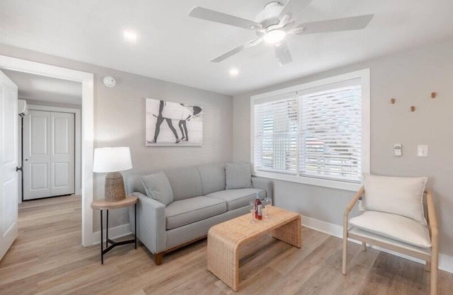 Beach House OKI - Queen Suite in hotel on Oak Island, North Carolina