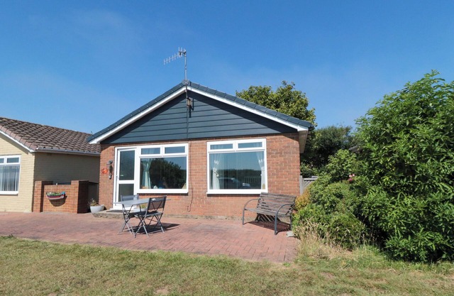 BEACH HOUSE, pet friendly, with a garden in Gristhorpe