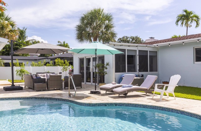 Beach House, Salt Water Pool, Outdoor Kitchen, Tiki Bar & optional Guest House