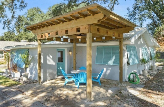 Beach House Shady Oaks Gulfport Ocean Views Walk to the Beach, Fire pit, Grill