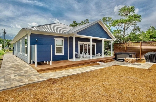 Beach House with Hot Tub - 21yo & UP