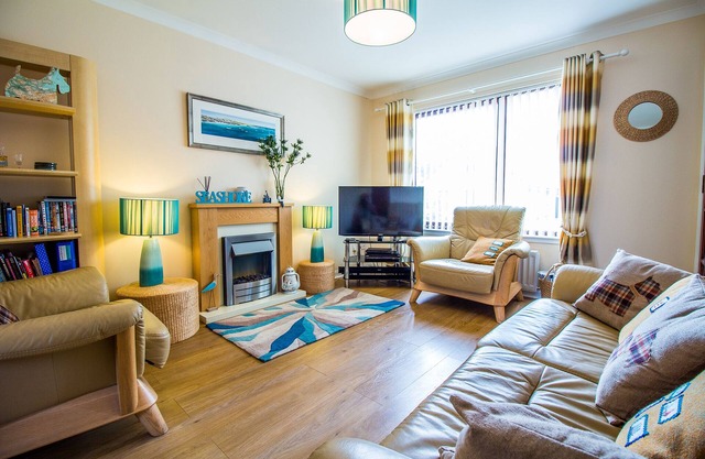 BEACH HOUSE WALK, homely holiday home in Crail, near St Andrews, home of golf!