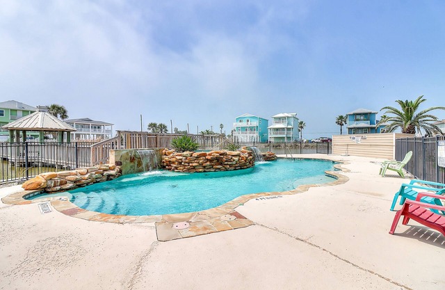Beach house with full kitchen, W/D & access to community pool