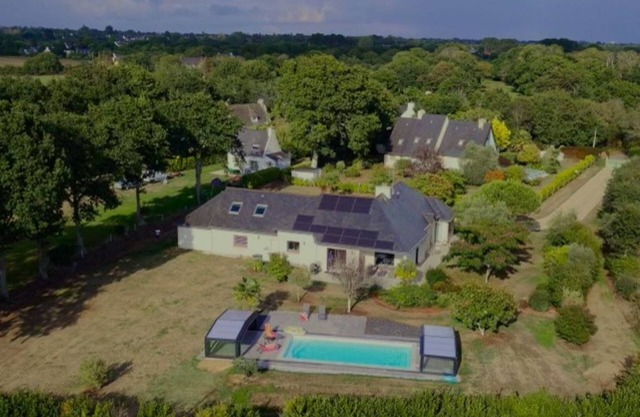 Beach house with large garden and heated pool