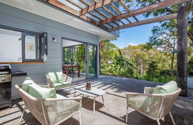 Beach Meets Bush at Expansive Treetop Oasis