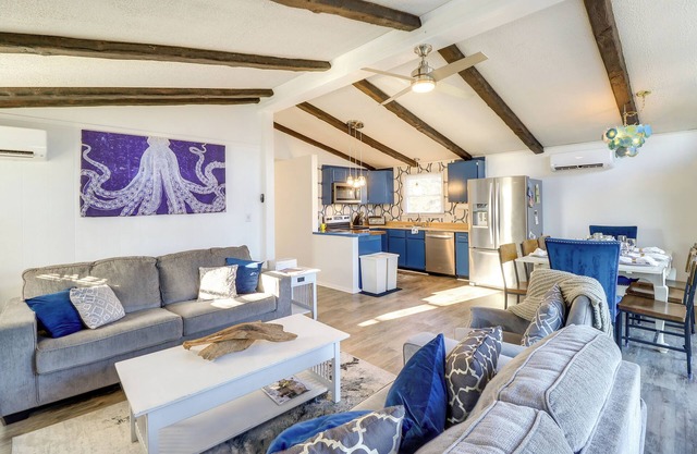 BEACH PLUM MANOR- 4 BD, 2 BA - Sleeps 8 - Short Walk to Beach Access!