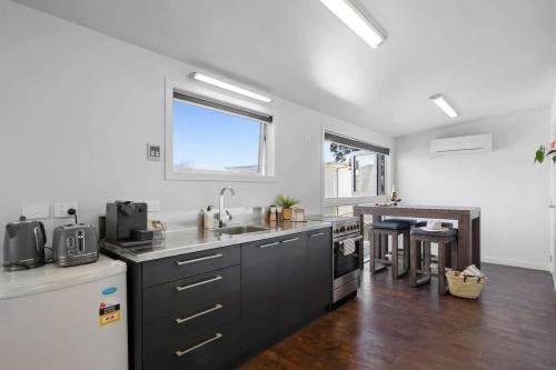 Beach Studio - coastal escape near Fitzroy Beach