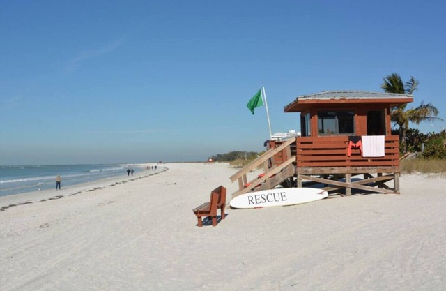 Beach Therapy! Sophisticated St. Armand's Home
