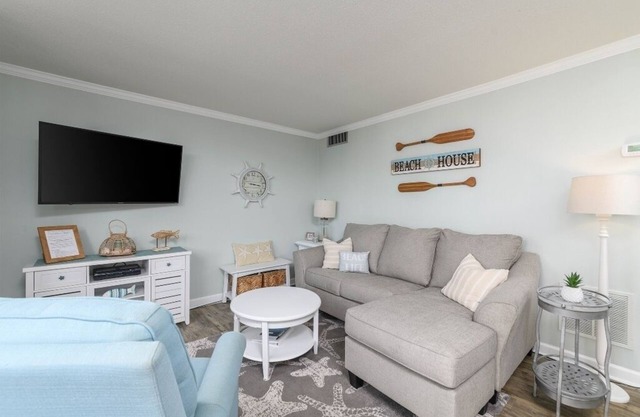 Beach Time Escape - Great location! 3 min walk to Beach! Cute and Clean!