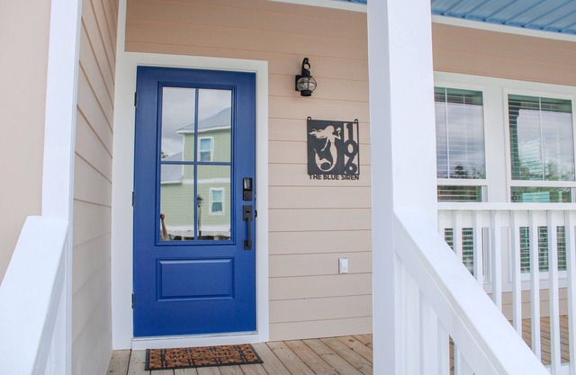 Beach view and steps from the Sand. 5 Star Luxury Coastal Cottage.