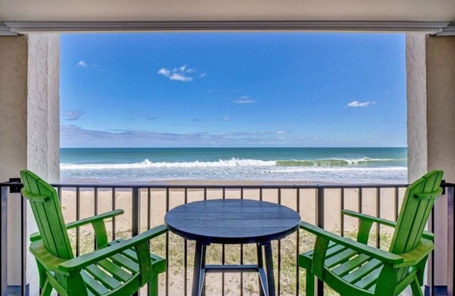 "Beachaholic" 2 bed/2 bath condo in Villa Capriani