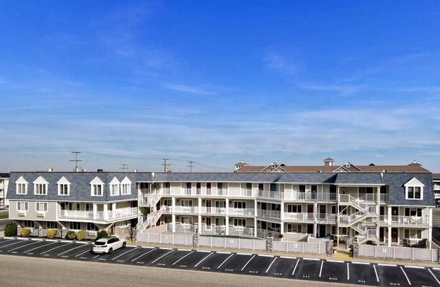 BEACHBLOCK LOCATION! Merrimac Resort condominium with newly renovated bathroom