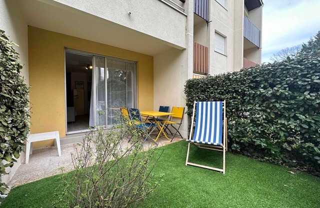 Beachfront Studio with Garden, Parking & Close to Town Center
