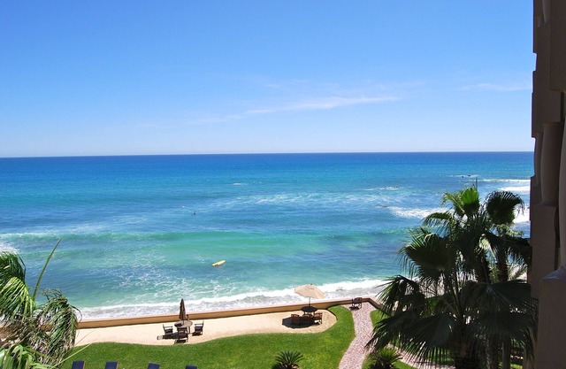 Beachfront 2 BR Condo with Endless Ocean View - Free Wifi