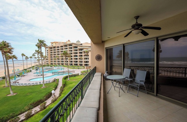 Beachfront 2-bedroom condo with on-site spa in beautiful Puerto Peñasco
