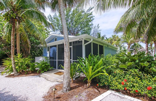 Beachfront 2BR Cottage with King Suite, Stunning Views & Pet-Friendly Option