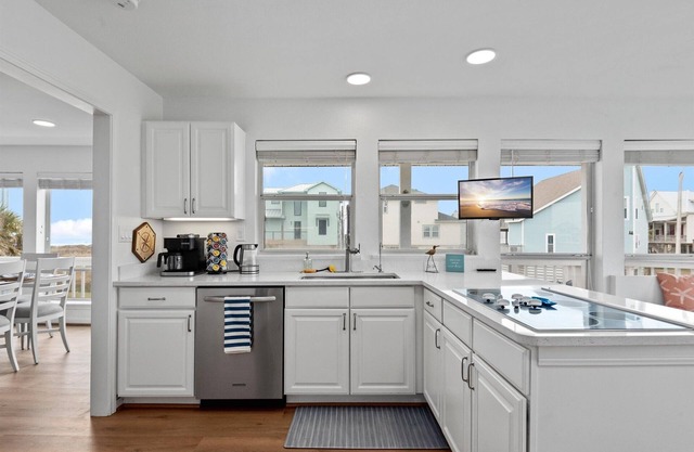 Beachfront | 5 bedroom | Hot Tub | Fenced Yard