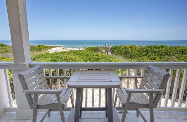 Beachfront, 5BR/4BA Sleeps 10, 3 Community Pools!