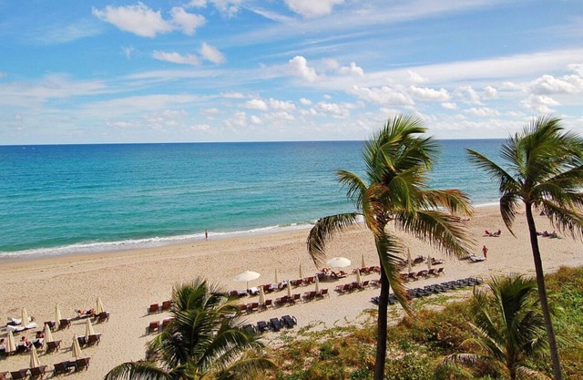 Beachfront Accommodation! 2 Relaxing Rooms | FREE Parking + Onsite Pool