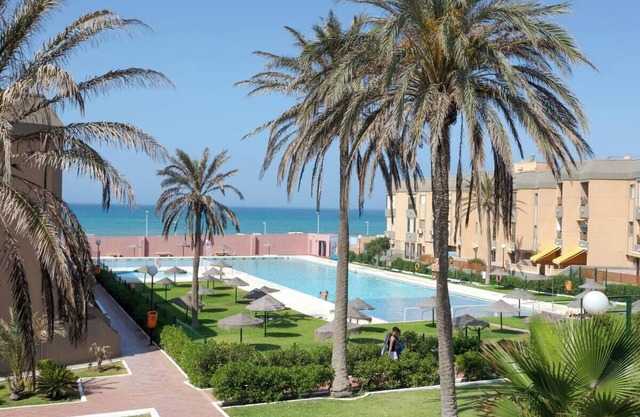 Beachfront Apartment with Swimming Pool, Sports Courts and Capacity for 4 Persons