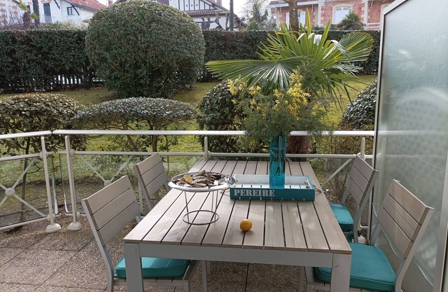 Beachfront Apartment with Direct Beach Access, Terrace & Parking - Pet Friendly
