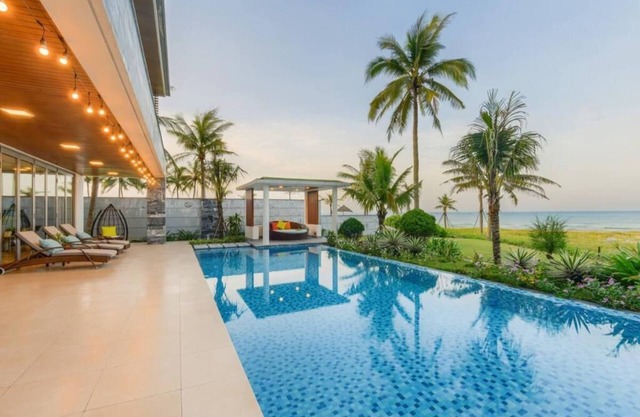 Beachfront Bliss: Lux Pool Villa with Gardennn