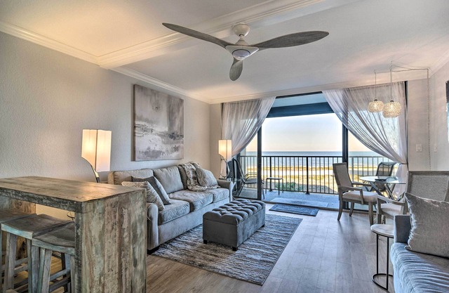 Beachfront Clearwater Condo w/Community Pool