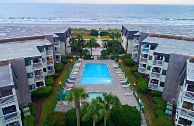 Beachfront condo-clean & bright. Beach access, ocean view, pools & nearby golf.
