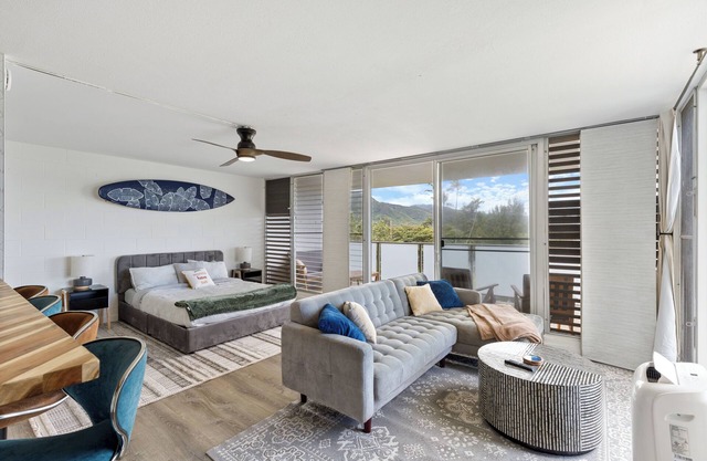 Beachfront Condo in Hauula North Shore, Ocean Views, Pool + A/C!