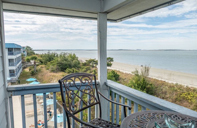 Beachfront - Corner unit - Top floor. Waterfront views!