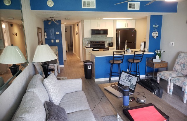 BEACHFRONT-Cozy-Coastal-Private Condo + NASA, Cruise Ships, Cocoa, 1Flr,1Br,2Bth