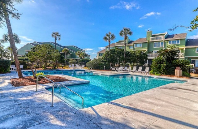 Beachfront Dream! Ideal Corner Unit, Patio, Direct Beach Access, Communal Pool - 12A Mariner's Walk