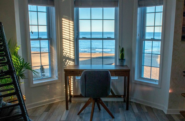 Beachfront Getaway, Mermaid Suite, 🐶 💙