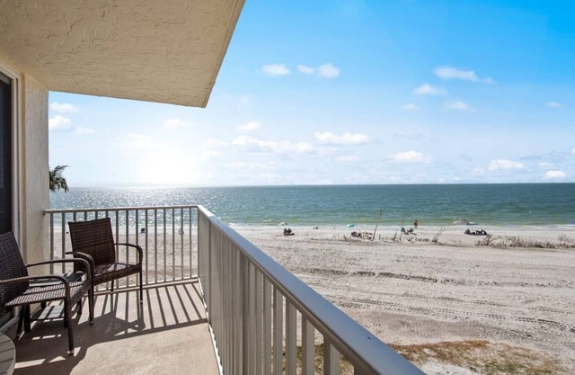 🌴 Beachfront Gulf View Condo | Estero Beach & Tennis Club 206C Located in the desirable Estero Beach & Tennis Club, this 2nd-floor unit offers panoramic Gulf views, private balcony sunsets, and direct beach access