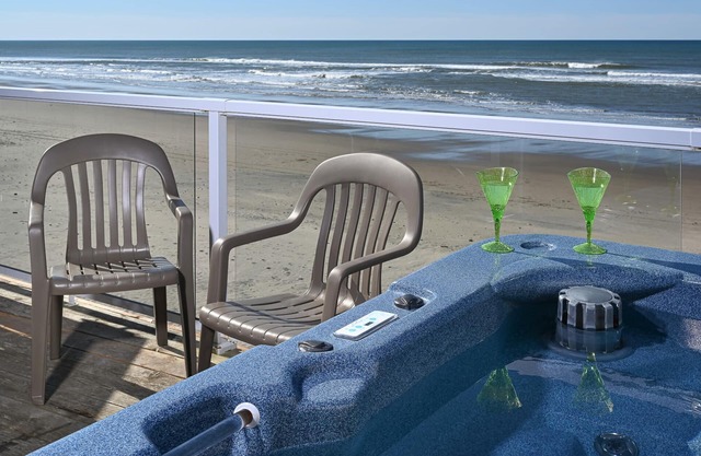 Beachfront, Hot Tub, BBQ | The Lookout