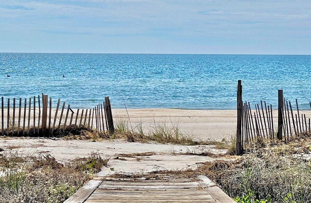 Beachfront, Hot Tub, Pet Friendly 5 BR, Community Pool