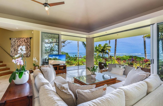 Beachfront in Anini! Relaxed Outdoor Living.Large Lanai, Manicured landscape
