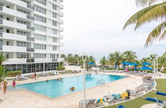 Beachfront in Lincoln Road. Prestigious Condominium. South Beach. Miami Beach.
