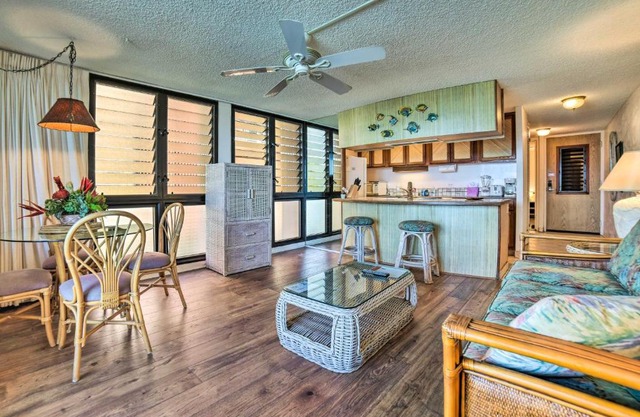 Beachfront Lahaina Condo Pool and Grill Access