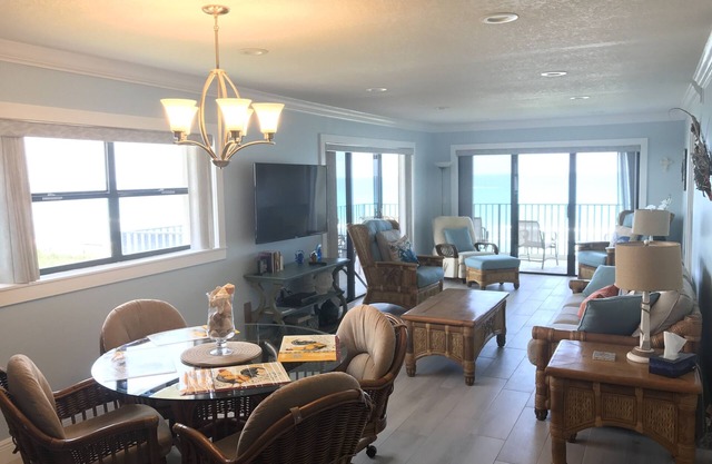 Beachfront Paradise At Beautifully Renovated Corner Unit On Hutchinson Island