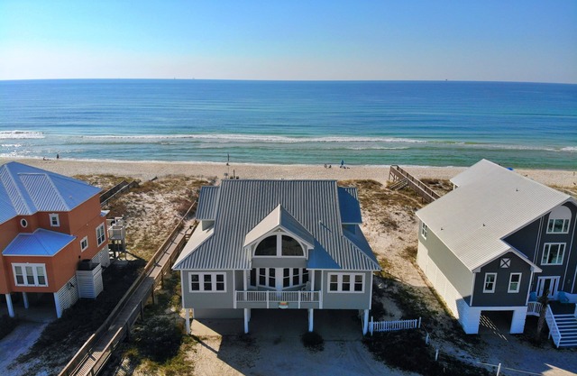 Beachfront! Pools- new AC!