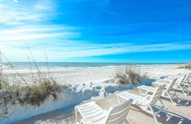 BEACHFRONT, SPA, SUNSETS from the balcony! Fabulous location, Trolley