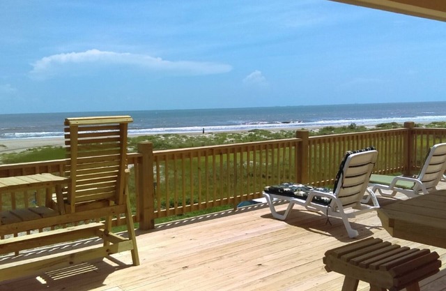 Beachfront! Spectacular View! Awesome Deck! Gourment Kitchen