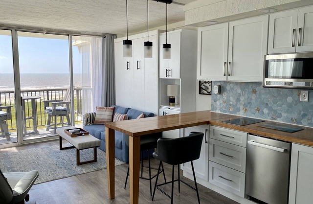 Beachfront Studio Fantastic Gulf Views!