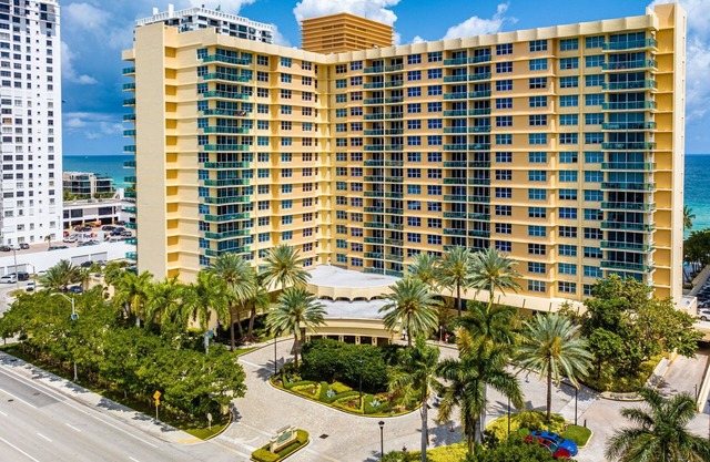 Beachfront Studio with Pool, Jacuzzi, Gym. Fully Renovated, in Hollywood Beach.