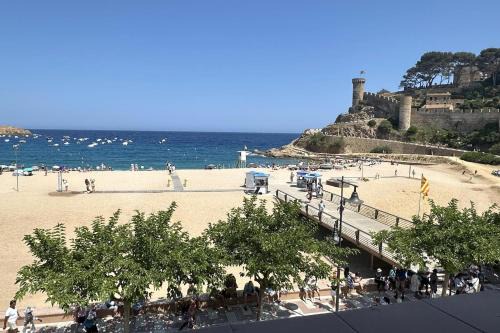 Beachfront Victoria apartment in tossa 2