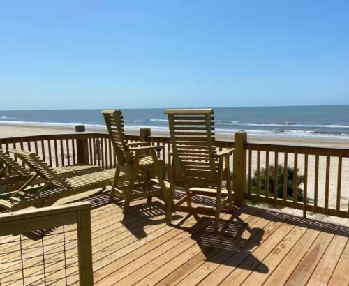 Beachfront Views with 3 bedrooms and 2 bathrooms