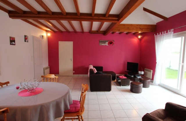 Beachfront Villa, 3BR, Terrace, Garage, Close to Shops, Sleeps 6