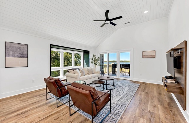 Beachfront w/Breathtaking Views! 1BR/2BA Amenity Cards Available!